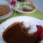 四日市大学　学食 - カレーとサラダとメンチカツ