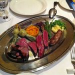 ラ・テンダ・ロッサ - 肉の炭火焼き盛り合わせ3300円　レバー、イベリコ豚、牛みすじ、サルシッチャ、付け合わせの野菜も美味しかったです