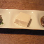 蕎麦ひら井 - お通し　ごま豆腐　他