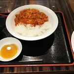 珉珉 - 鶏肉のチリソース丼、追加の餃子