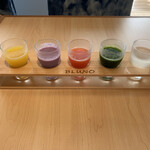 UNO HOTEL - 5種のジュース
                        左から、オレンジ、紫キャベツスムージー、トマト・赤パプリカ、キウイ・リンゴと小松菜、瀬戸内レモン