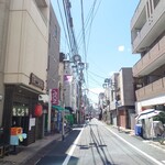 ポポペク - 不動通り商店街に入って少し行った所に、四谷・荒木町の名店まことやの初台店とイタリアンのドーロがあります。
DOROの手前を右折してすぐ右。