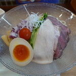 麺屋 春花 - 麺の丼アップ