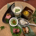 中華寝台 - 中でも、ブルーチーズと合わせた焼豚が最高。主役で食べたいぐらい。