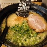 久留米ラーメン 初代 よかろうもん - らーめん(バリバリ)680円