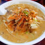 進来軒 - 味噌ラーメン(胡椒、七味唐辛子いっぱい)