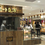 調理スペースがみえてお肉が次々と焼かれていました