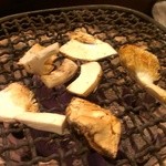 てしごとや - 席で炭火で