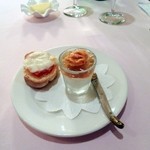 ポン・ヌフ - 小さい前菜　カリフラワーのムース　コンソメゼリー　ウニ　カナッペ