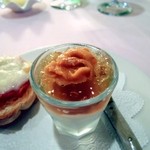 ポン・ヌフ - 小さい前菜　カリフラワーのムース　コンソメゼリー　ウニ　アップ