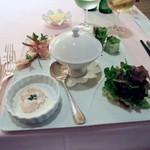 ポン・ヌフ - 大きい前菜　鮪のサラダ　生の蟹の爪のクリームソース　カニみその茶わん蒸し
      生春巻き　タラバガニ生クリームソース