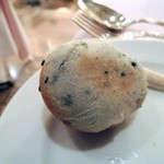 ポン・ヌフ - 自家製のパン　黒ゴマとハチミツを練り込んだもの。