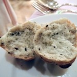 ポン・ヌフ - 自家製のパン　黒ゴマとハチミツを練り込んだもの。