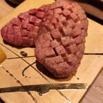 Yakiniku 名もなき名店へ 一切入魂一枚売り焼肉 - 厚切り牛タン