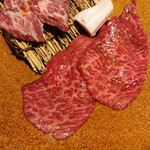 Yakiniku 名もなき名店へ 一切入魂一枚売り焼肉 - 名店のカルビ、