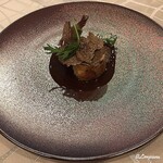 プチレストラン ブーケ・ド・フランス - ﾌｫｱｸﾞﾗを詰めた鶉ﾄﾘｭﾌ添えｿｰｽﾎﾟﾙﾄ