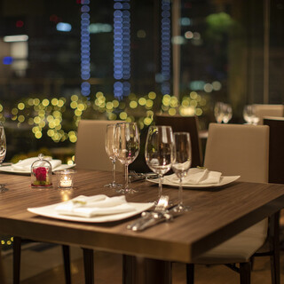 丸の内の景色と共に愉しむ、洗練された空間。記念日や接待にも