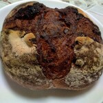 パン家のどん助 - スモークチーズとカシューナッツのカンパーニュ