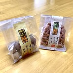 豆徳本店 - ごぼう茶みるく豆(左)とえび塩アーモンド(右)