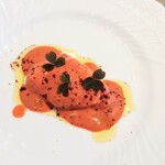 La Brianza - カプレーゼガスパチョ。ベリーの香り風味味わいがするガスパチョがブッラータチーズと相まってドルチェのように美味しい♡ 女性の気持ち鷲掴みなお皿、私もガッツリ掴まれたわ〜