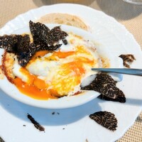 La Brianza - 夏のトリュフ大体は断面が白っぽいけれど、夏も南半球産のは断面黒い香りも違う。白っぽいサマートリュフの歯ざわりやふわりとした香りも好きな一方で、久しぶり黒トリュフの香りがより芳醇ふくよかに感じられたわ〜