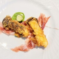 La Brianza - 松茸天ぷらイベリコベジョータと。わたし的に今年初の松茸です嬉しい♡ ジュワッと口に広がる香りとイベリコベジョータの旨み塩味、ワインとかビールとか欲しくなるわね〜(๑´ڡ`๑)