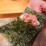 天寿し - マグロのトロと海ぶどうの手巻き