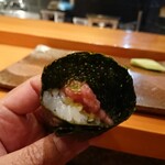 天寿し - マグロのトロと海ぶどうの手巻き