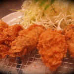 Takao Rengaya - 広島産牡蠣のフライ。海のミルクと言われる牡蠣を素材と産地にこだわり、広島産牡蠣を最上級のラードとパン粉でふっくらと揚げました。 口の中でとろけるような柔らかさです。 単品でもお酒のおつまみとしても人気です。 タルタルソースととんかつソースで。