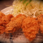 高尾 煉瓦屋 - 広島産牡蠣のフライ。海のミルクと言われる牡蠣を素材と産地にこだわり、広島産牡蠣を最上級のラードとパン粉でふっくらと揚げました。 口の中でとろけるような柔らかさです。 単品でもお酒のおつまみとしても人気です。 タルタルソースととんかつソースで。