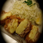 高尾 煉瓦屋 - 地鶏チーズ巻きかつ御膳　心臓に良い安全な国産地鶏と栄養たっぷりチーズのはさみ揚げです。 さっぱりとした地鶏と濃厚なチーズの組み合わせが絶妙です。