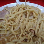 ラーメン二郎 - 薬味が絡んで美味しいですよ