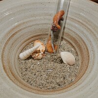 小野の離れ 博多本店 - ガラスの中にはイリコ、ホタルイカのみりん干し、甘エビの唐揚げ