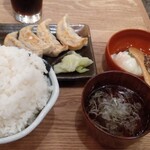 nikujirugyouzanodandadadan - 肉汁餃子定食 大盛 935円