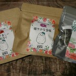 ハーブのお店 愛葉苑 - 左二つは380円・右のクリア袋のものは420円(それぞれ3包入り)