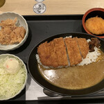 松のや - ロースかつカレー本格唐揚げセット＋サービスコロッケ［940円］