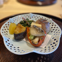 京味 もと井 - 八寸(アジの押しずし、つるむらさき、賀茂茄子の田楽、ハモの卵とじ、丸十のレモン煮、鮑の唐揚げとずんだ)