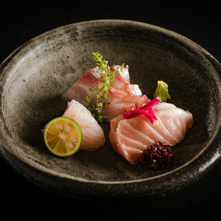 産地直送の新鮮な海の幸をお刺身で。旬の味覚を味わう