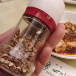 赤坂 四川飯店 - テーブルに置いてある山椒のミルです。