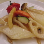 赤坂 四川飯店 - 彩野菜のいためもの、ハーフサイズ（お上品に小皿に盛ります）
