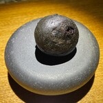 隼 - 漆黒～竹炭を練り込んだもち米の衣の中に北海道産馬糞ウニ、海老や鶏もも肉の五目餡、秋田の燻りがっこ