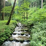 黄金の里会館 - 寺に行く道のりにある小川