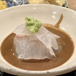 茜坂大沼 - 鯛茶漬け
      胡麻ダレの味付けは醤油が効いてご飯との相性はすこぶる良く、鯛にたっぷりと絡めてご飯と食べると、気分はエンドレスに（笑）