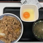 Yoshinoya - 定番の並と味噌汁と玉子(￥535円)