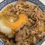 Yoshinoya - 玉子を投入