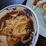 新来軒 - 麺は細麺です