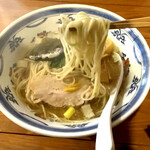 なだへこ いりこ出汁ラーメン専門店 - 麺持ち上げ