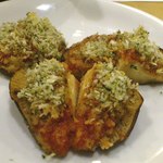 椎茸にトマトソース、パン粉をトッピングし香ばしく焼いた逸品