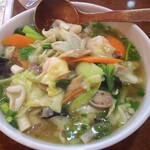 魯園菜館 - 海鮮と野菜入り麺
