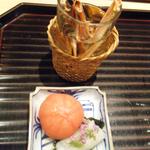 お料理 佐藤 - 熱々のカニ爪酒と、ひんやりトマト。